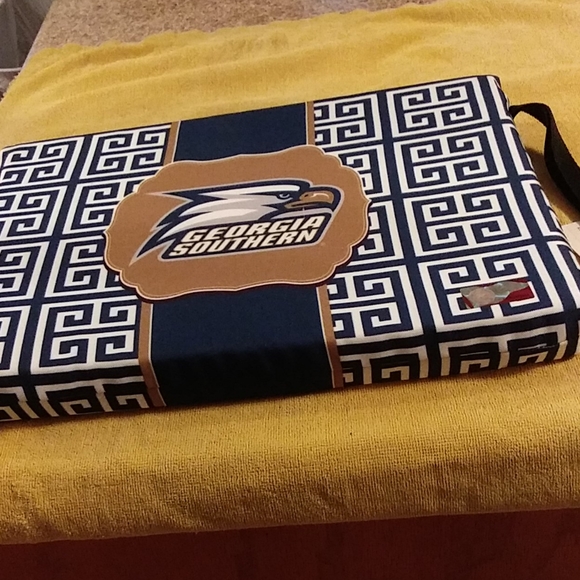 GA. SOUTHERN STADIUM SEAT - Picture 1 of 3